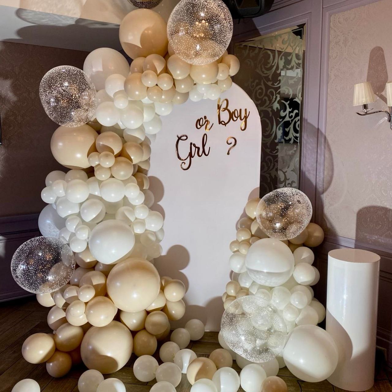 Фотозона на гендер паті в бежевих кольорах